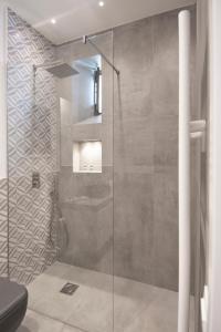 y baño con ducha de cristal y aseo. en Ambio Suite Luxury Trastevere en Roma