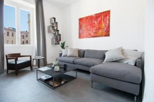 sala de estar con sofá y mesa en Ambio Suite Luxury Trastevere en Roma