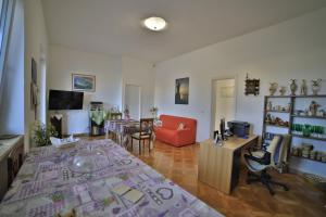 切薩雷奧港的住宿－Villa Musella B&B，客厅配有红色的沙发和桌子