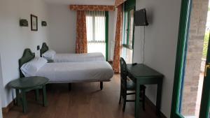 Postel nebo postele na pokoji v ubytování Sabiñanigo Camp & Hotel + 37 fotografií