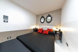 チェファルにあるAmuri Holiday Apartmentのベッドルーム1室(赤い枕の大きな黒いベッド1台付)