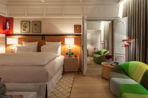 una camera con un grande letto e un soggiorno di Sinner Paris a Parigi