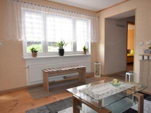 Una sala de estar con una mesa y una ventana. en Beachside Bungalow, Boiensdorf, en Boiensdorf