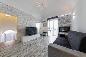 Televízia a/alebo spoločenská miestnosť v ubytovaní Amuri Holiday Apartment
