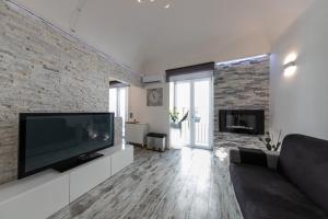 Televízia a/alebo spoločenská miestnosť v ubytovaní Amuri Holiday Apartment