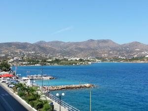 uma vista para um corpo de água com uma praia em Angelos Hotel em Agios Nikolaos