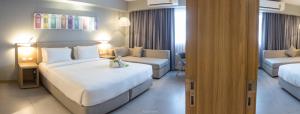 Postel nebo postele na pokoji v ubytování Journeyhub Phuket Patong