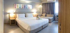 Postel nebo postele na pokoji v ubytování Journeyhub Phuket Patong