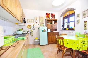 Kuchyň nebo kuchyňský kout v ubytování Apartments Baredi
