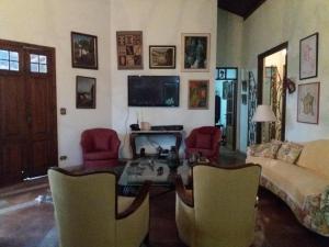 a living room with a couch and a table and chairs at CHEZ ALE in Bragança Paulista
