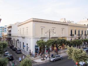 ガリポリにあるRelais Carlo V - Palazzo Storicoの車の通り沿いの大きな白い建物
