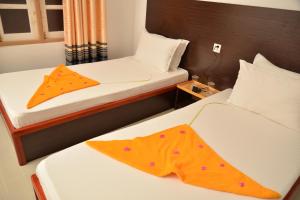 Tempat tidur dalam kamar di Moodhumaa Inn
