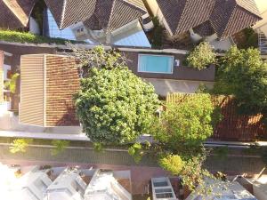 una vista aérea de un edificio con árboles y edificios en Pousada Pono Village, en Juquei