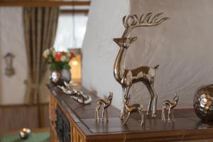 une statue métallique d'un cerf sur une table dans l'établissement Ferienwohnungen Alpentraum - Ferienhaus Schmid, à Oberstdorf