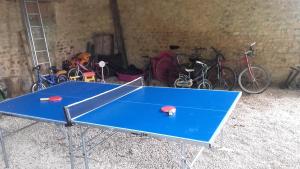 Stalo tenisas apgyvendinimo įstaigoje La Villanderie arba netoliese