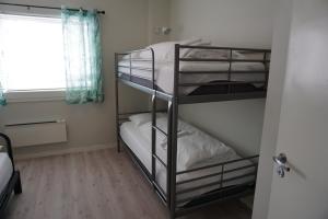 Tempat tidur susun dalam kamar di Åndalsnes Sentrum Apartment