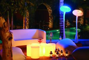 Area soggiorno di Agamim by Isrotel Collection