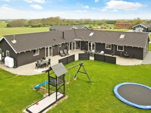 una vista aérea de una casa con parque infantil en Seven-Bedroom Holiday home in Sydals, en Høruphav