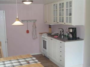 Torne的住宿－Two-Bedroom Holiday home in Lönashult 1，厨房配有白色橱柜和炉灶烤箱。