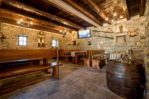 una sala de cata de vinos con mesas de madera y un barril en Villa Old Castle Apartments, en Kotor