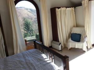 1 dormitorio con cama y ventana en Horseshoe Pass Holiday Lets en Llangollen