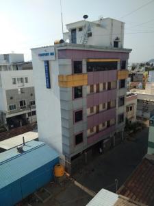 a building in a city with at COMFORT INN in Nāmakkal