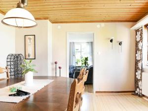 comedor y sala de estar con techo de madera en Five-Bedroom Holiday home in Mörbylånga, en Mörbylånga