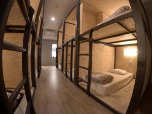 Двох'ярусне ліжко або двоярусні ліжка в номері Bunk Inn Hostel