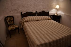 Un pat sau paturi într-o cameră la Le Stanze del Borgo