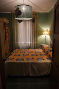 Un pat sau paturi într-o cameră la Le Stanze del Borgo