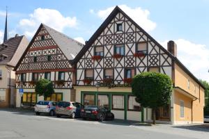 un edificio con coches estacionados frente a él en Hotel Gondel, en Altenkunstadt