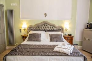 - une chambre avec un grand lit et 2 serviettes dans l'établissement Stanze del David Place, à Florence