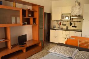 a small living room with a couch and a kitchen at Veronauptoyou Apartments in Verona