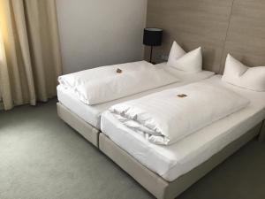 Postel nebo postele na pokoji v ubytování Garni Hotel Schmaus