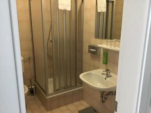 Koupelna v ubytování Garni Hotel Schmaus + 35 fotografií