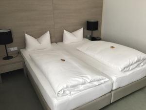 Postel nebo postele na pokoji v ubytování Garni Hotel Schmaus