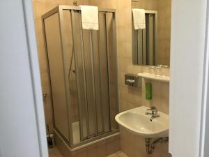 Koupelna v ubytování Garni Hotel Schmaus