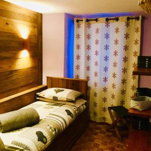 een bed in een kamer met een gordijn en een bed sidx sidx sidx bij La Maison de Clémence in Saint-Rhémy-en-bosses