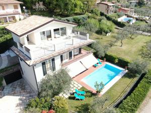 an aerial view of a house with a swimming pool at Villa Cà bianca in Torri del Benaco