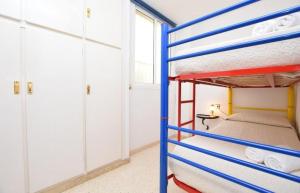 a bunk bed in a room with a bunk bed in a room at Apartamento Pineda in Pineda de Mar
