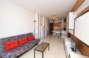 a living room with a couch and a table at Apartamento Pineda in Pineda de Mar