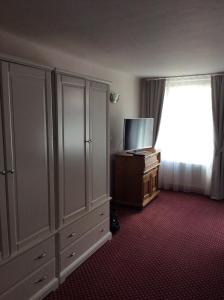 TV a/nebo společenská místnost v ubytování Hotel U Zlateho Andela