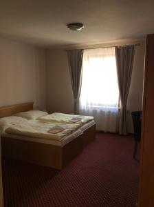 Postel nebo postele na pokoji v ubytování Hotel U Zlateho Andela