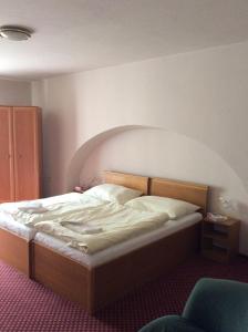 Postel nebo postele na pokoji v ubytování Hotel U Zlateho Andela