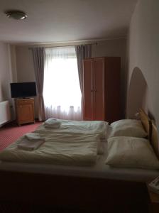 Postel nebo postele na pokoji v ubytování Hotel U Zlateho Andela