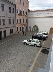 eine Gruppe von Autos, die auf einem Parkplatz geparkt sind in der Unterkunft Hotel U Zlateho Andela in Pardubice