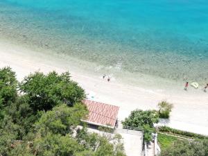 an overhead view of a beach with people in the water at Apartments Vile Holiday in Živogošće
