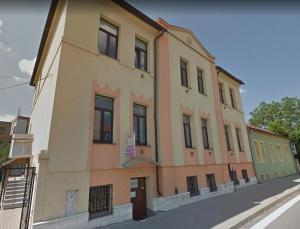 The building in which a vendégházakat is located