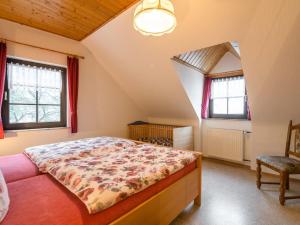 
Ein Bett oder Betten in einem Zimmer der Unterkunft Elegant Apartment in Eschfeld with Sauna
