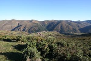 a mountain range with a mountain range at Posada La Colodra in Los Tojos